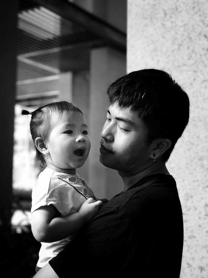 Điển trai và nghệ sĩ, Kiên Ứng là mẫu đàn ông dễ khiến con gái xiêu lòng. Anh thường xuyên đăng tải hình ảnh âu yếm con gái Chloe lên mạng xã hội. Ngắm những khoảnh khắc của bố con Kiên Ứng, nhiều fan ngưỡng mộ tình cảm của anh dành cho công chúa nhỏ.