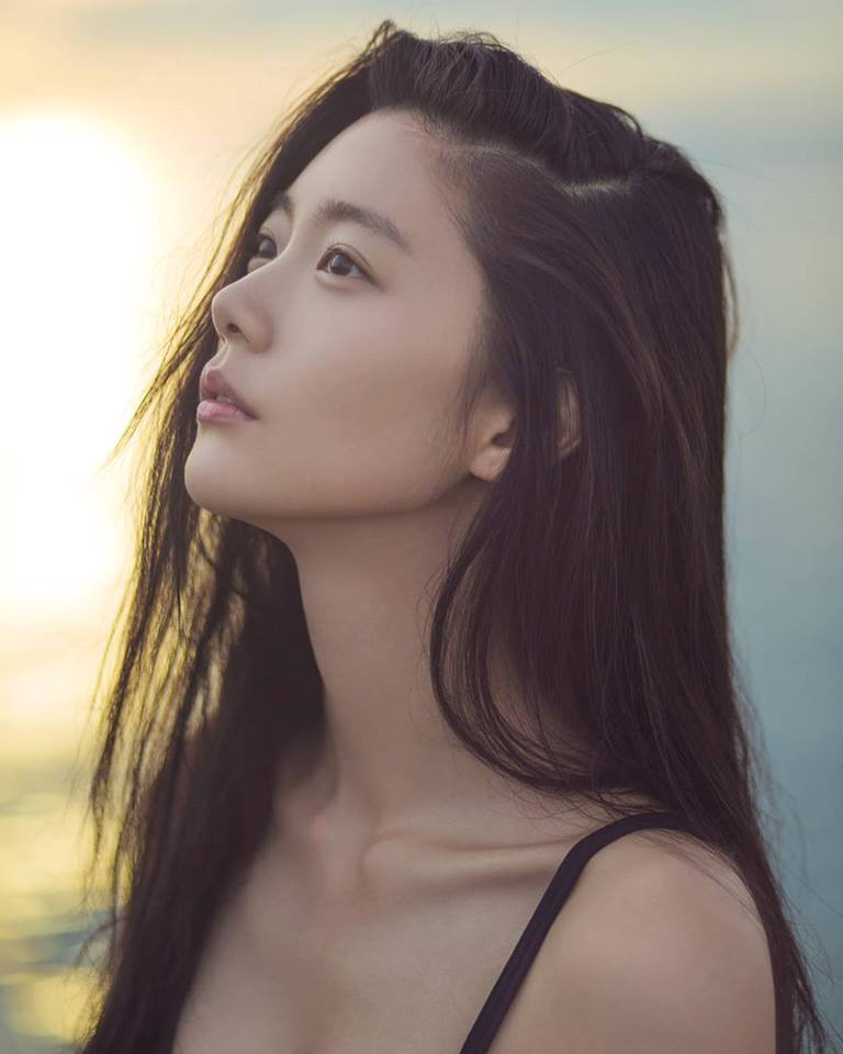 Clara Lee (Lee Sung Min, 33 tuổi) là nữ diễn viên kiêm người mẫu.