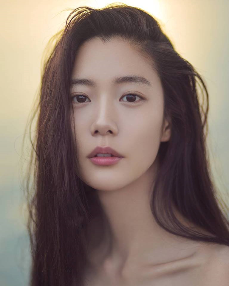 Mỹ nữ xinh đẹp, mang trong mình 2 dòng máu Thụy Sĩ và Hàn Quốc. Clara Lee nổi tiếng nhờ ngoại hình đẹp, thân hình nóng bỏng, khỏe khoắn.