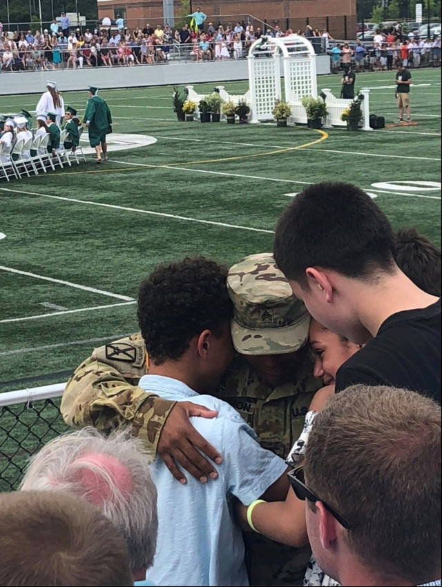 Các con của Damon vui mừng khi được gặp lại cha trong lễ tốt nghiệp của anh trai. Ảnh: Twitter.