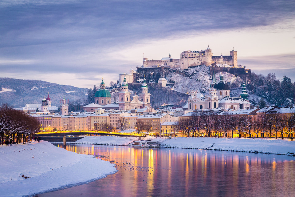 Salzburg, Áo: Thị trấn cổ Salzburg nổi bật với kiến trúc baroque và dãy núi Alps phủ trắng tuyết hùng vĩ bao quanh trong những ngày mùa đông. Thị trấn yên bình chính là nơi thiên tài âm nhạc Mozart ra đời. Bước đến Salzburg vào mùa tuyết, du khách như lạc vào châu Âu của thế kỷ 17, 18 cổ kính, thanh bình. Ảnh: Shutterstock.