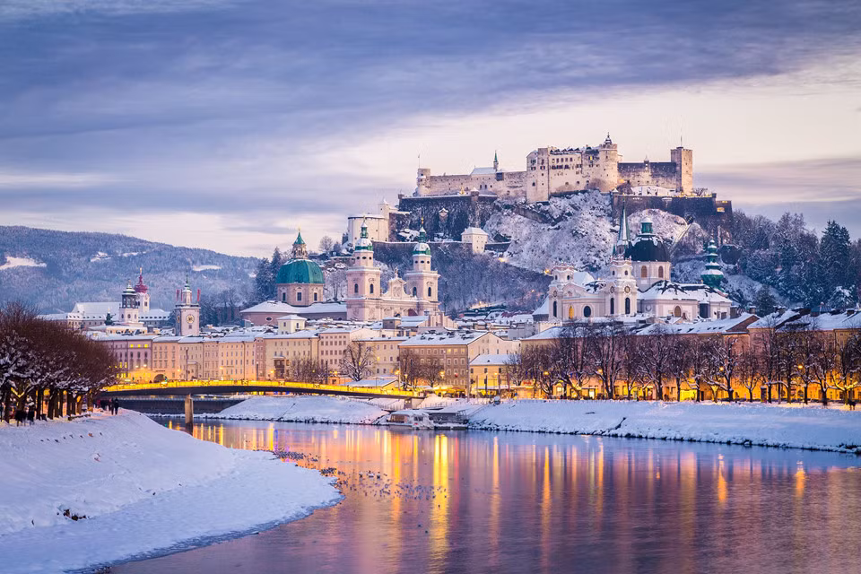 Salzburg, Áo: Thị trấn cổ Salzburg nổi bật với kiến trúc baroque và dãy núi Alps phủ trắng tuyết hùng vĩ bao quanh trong những ngày mùa đông. Thị trấn yên bình chính là nơi thiên tài âm nhạc Mozart ra đời. Bước đến Salzburg vào mùa tuyết, du khách như lạc vào châu Âu của thế kỷ 17, 18 cổ kính, thanh bình. Ảnh: Shutterstock.