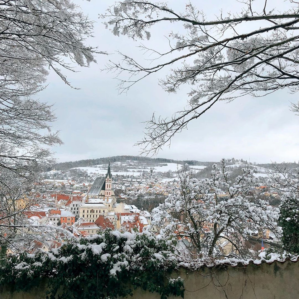 Cesky Krumlov, Cộng hòa Czech: Có niên đại từ thế kỷ 13, Cesky Krumlov là một thành phố ở phía nam Bohemia (Cộng hòa Czech). Thành phố hấp dẫn du khách bởi tòa lâu đài cổ khổng lồ Cesky Krumlov, nhà máy bia truyền thống, các ngôi nhà cũ kỹ mang phong cách làng quê châu Âu xưa. Mùa đông tại đây nhộn nhịp với lễ hội Giáng sinh, người dân háo hức đón chào năm mới. Ảnh: Justgo4it.