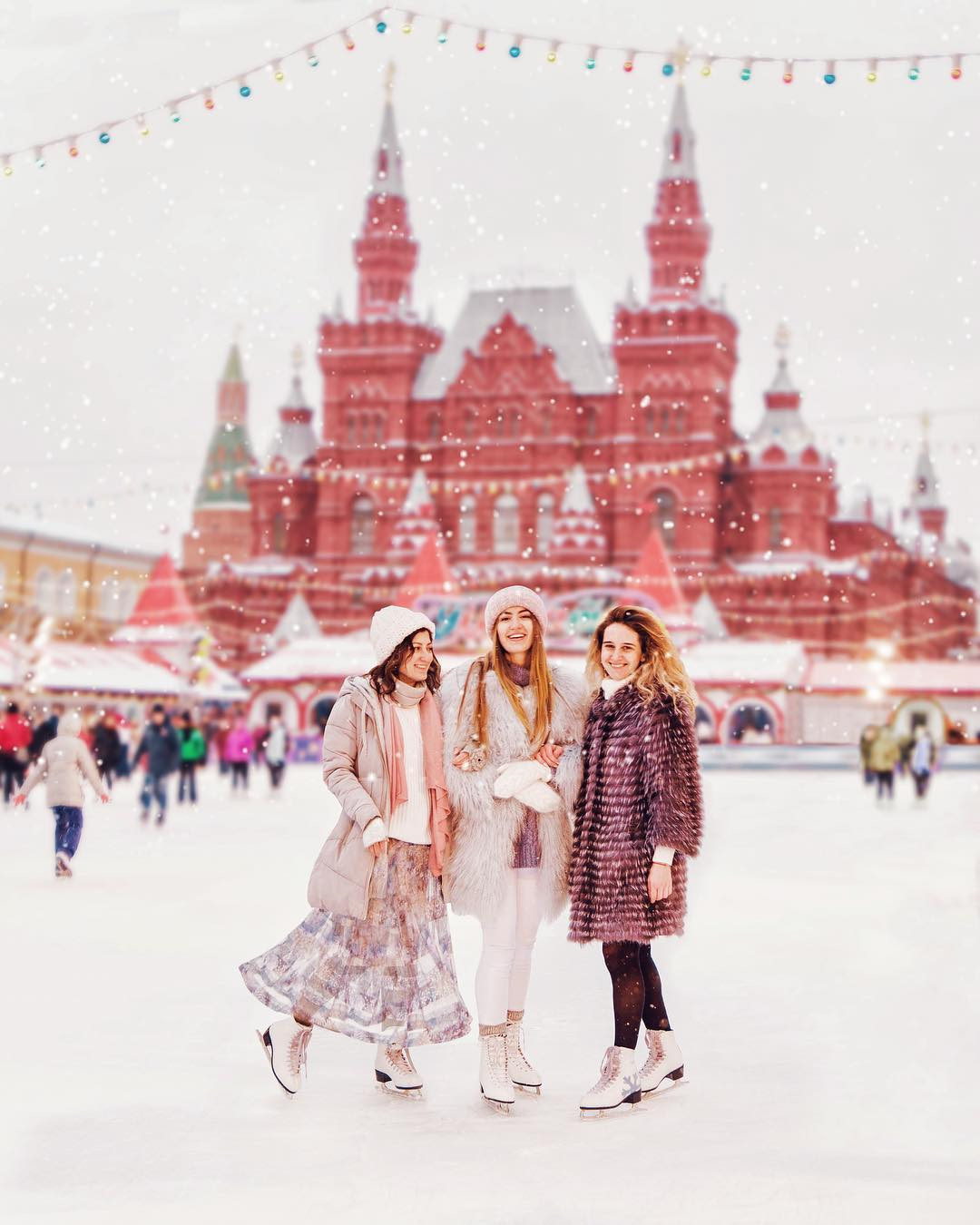 Moscow (Nga): Nga là một trong những quốc gia có mùa đông khắc nghiệt trên thế giới. Có những năm, thủ đô Moscow phải hứng chịu đợt lạnh xuống tới âm 50 độ C, băng tuyết phủ kín, khiến các phương tiện giao thông khó di chuyển. Thời điểm hiện tại, nhiệt độ tại thủ đô nước Nga vào khoảng âm 5 đến âm 15 độ C, không quá lạnh để khách du lịch tham gia các hoạt động mùa đông tại một số địa điểm nổi tiếng như quảng trường Đỏ, cung điện Kremlin... Ảnh: Alll_msk, Evachug.