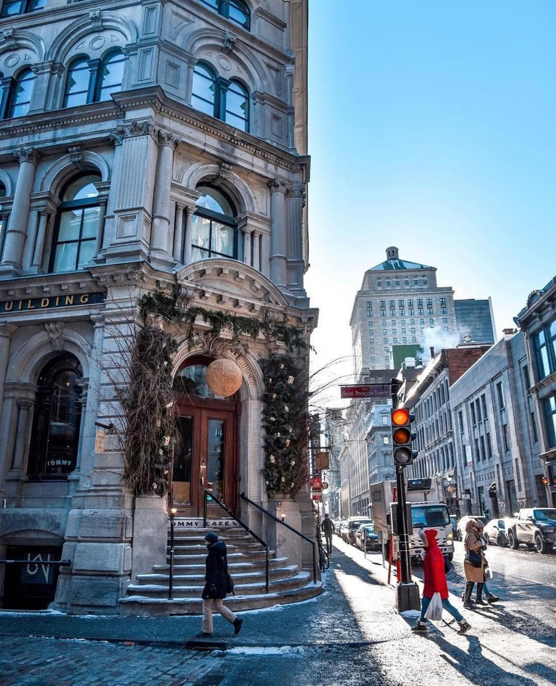 Quebec, Canada: Thành phố Quebec luôn là trung tâm của các lễ hội mùa đông lớn tại Canada. Để xua tan không khí ảm đạm trong mùa giá lạnh, nhiều hoạt động mùa đông được tổ chức tại Quebec, hấp dẫn du khách và dân địa phương như điêu khắc băng, đua ca nô, trưng bày tác phẩm nghệ thuật sắp đặt, các buổi hòa nhạc đường phố... Vào mùa đông, các lễ hội thu hút khoảng hơn 1 triệu khách du lịch ghé thăm Quebec. Ảnh: Livemontreal, Montrealworld.