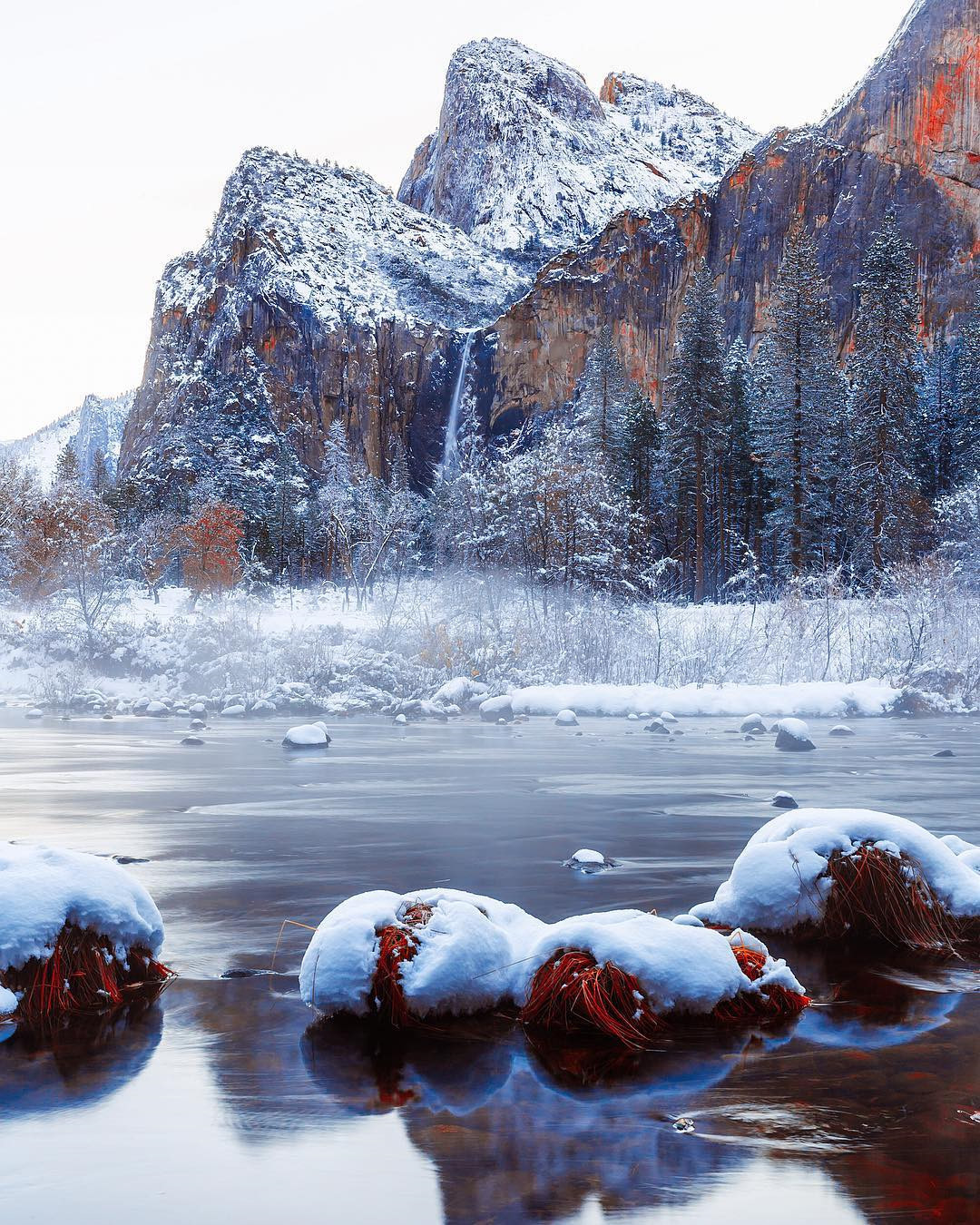 Công viên quốc gia Yosemite, Mỹ: Công viên quốc gia Yosemite là một trong những địa điểm tại Califonia du khách có thể thấy rõ nhất sự thay đổi qua các mùa bởi thiên nhiên xung quanh. Vào mùa đông, nơi đây phủ trắng tuyết, lạnh thấu xương. Địa điểm này là nơi lý tưởng để trượt tuyết. Các dịch vụ trượt tuyết tại phía tây núi Sierra Nevada gần công viên rất phát triển. Công viên luôn đón lượng lớn khách quốc tế và địa phương tới đây, tham quan, tham gia các hoạt động mùa đông thú vị. Ảnh: Edrader, Glennlee.