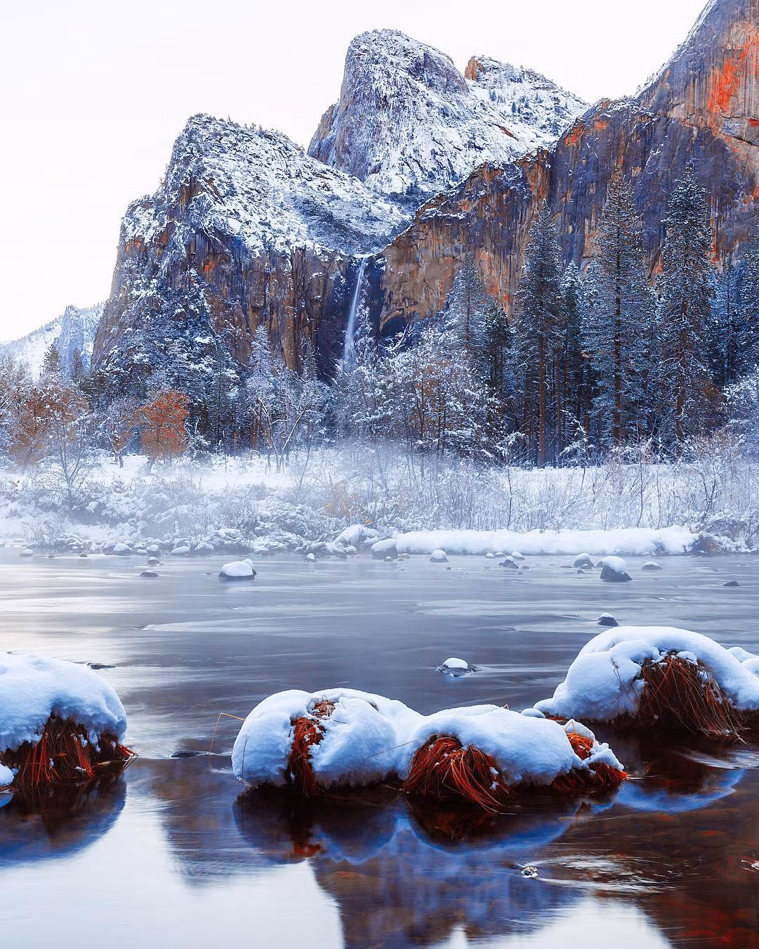 Công viên quốc gia Yosemite, Mỹ: Công viên quốc gia Yosemite là một trong những địa điểm tại Califonia du khách có thể thấy rõ nhất sự thay đổi qua các mùa bởi thiên nhiên xung quanh. Vào mùa đông, nơi đây phủ trắng tuyết, lạnh thấu xương. Địa điểm này là nơi lý tưởng để trượt tuyết. Các dịch vụ trượt tuyết tại phía tây núi Sierra Nevada gần công viên rất phát triển. Công viên luôn đón lượng lớn khách quốc tế và địa phương tới đây, tham quan, tham gia các hoạt động mùa đông thú vị. Ảnh: Edrader, Glennlee.