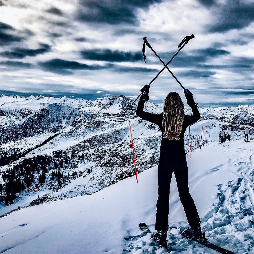 Kitzbuhel, Áo: Kitzbuhel là một thị trấn tồn tại từ thời trung cổ, nổi tiếng thế giới với các địa điểm trượt tuyết tuyệt đẹp bên những sườn núi. Bao quanh thị trấn là một phần của dãy núi Alps phủ trắng tuyết, đẹp tinh khôi vào mùa đông. Thị trấn Kitzbuhel yên bình thu hút du khách bởi vẻ đẹp của làng quê châu Âu ấm áp trong lễ hội Giáng sinh và những khu trượt tuyết hùng vĩ. Ảnh: Myrthemooi, Amici_hoff, Topflight.ski.