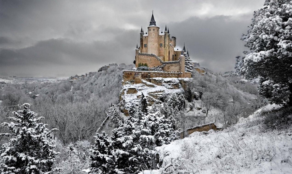 Alcazar, Segovia, Tây Ban Nha: Alcazar tọa tại Segovia ở miền Trung Tây Ban Nha từng là một pháo đài, cung điện Hoàng gia và nhà tù. Địa điểm này là nguồn cảm hứng cho lâu đài Lọ Lem ở trong phim hoạt hình của Walt Disney. Hiện, lâu đài này trở thành bảo tàng phục vụ du khách tham quan. Alcazar vào mùa đông đẹp như cổ tích với dáng vẻ trầm buồn, đìu hiu. Ảnh: Wiki Commons.