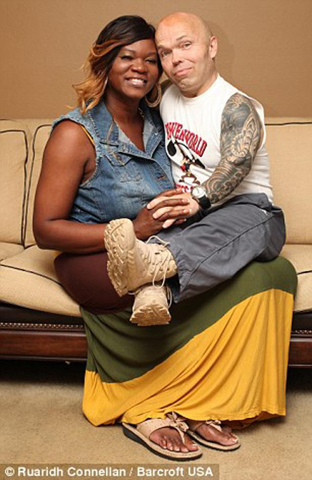 Việc chênh lệch về chiều cao, ngoại hình khiến cặp đôi gặp không ít khó khăn trong việc bày tỏ tình cảm.Tuy nhiên, điều đó không khiến cả hai giảm đi sự hấp dẫn trong mắt đối phương.