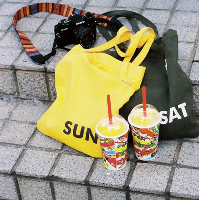 Những quán cà phê, trà sữa hay rạp chiếu phim cũng sử dụng túi vải như một món quà khuyến mãi cho khách hàng để khuyến khích các bạn trẻ sống xanh và bảo vệ môi trường