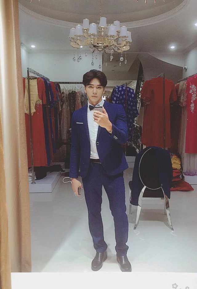 Thân hình chuẩn “mẫu”, gương mặt cực kỳ điển trai kèm theo phong cách thời trang “cool”.