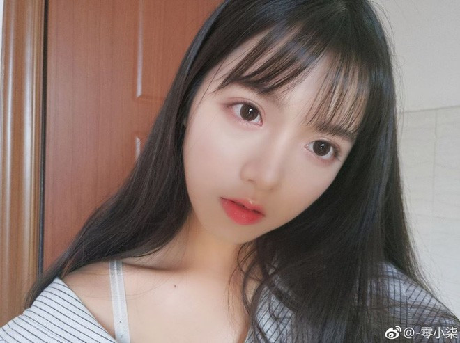 Hiện tại, những hình ảnh của Tiểu Thất đang được chia sẻ chóng mặt trên MXH, nhiều người dành cho cô bạn những lời khen có cánh về nhan sắc mong manh này.