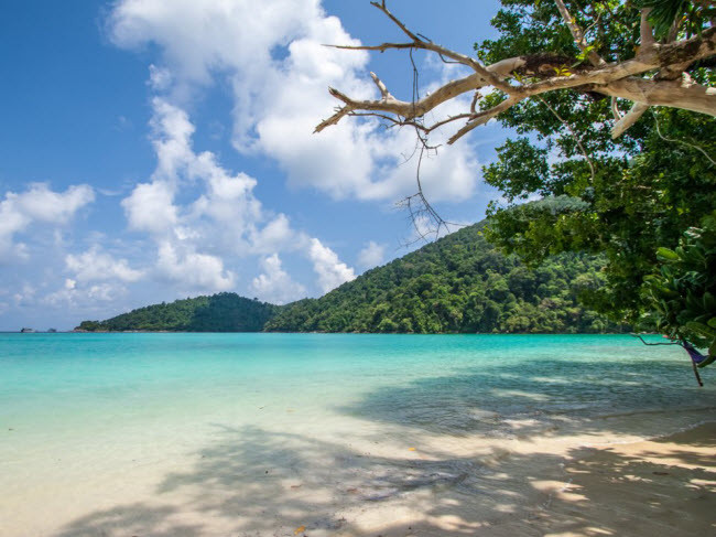 Playa Mina, Costa Rica: Nhờ việc tiếp cận khó khăn, nên bãi biển này vẫn giữ được vẻ đẹp nguyên sơ với bãi cát trắng mịn, nước biển trong xanh và không gian vắng vẻ. Playa Mina, Costa Rica: Nhờ việc tiếp cận khó khăn, nên bãi biển này vẫn giữ được vẻ đẹp nguyên sơ với bãi cát trắng mịn, nước biển trong xanh và không gian vắng vẻ.