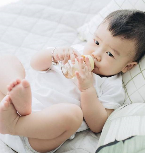 Hot girl Hà Min thường xuyên đăng tải hình ảnh con trai đầu lòng là bé đậu. Hiện, bé Đậu gần 2 tuổi cậu bé vô cùng kháu khỉnh và đáng yêu