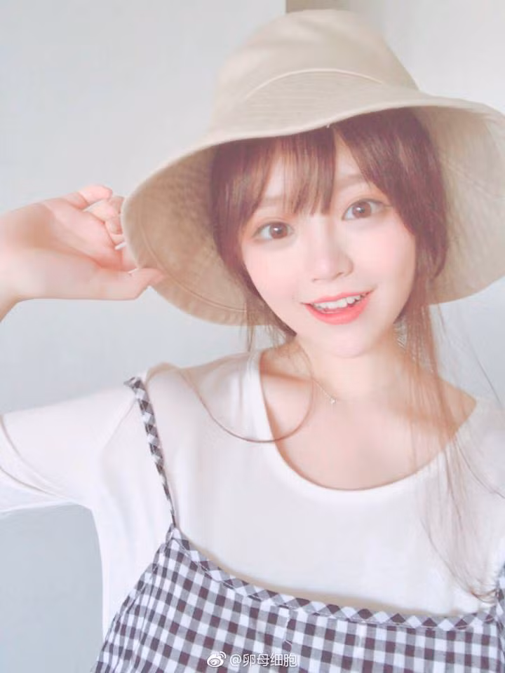 Tiểu Dương vẫn khá trung thành với style nữ tính, "bánh bèo", nhưng dù quyến rũ hay theo style kẹo ngọt, Dương Dương đều rất thu hút.