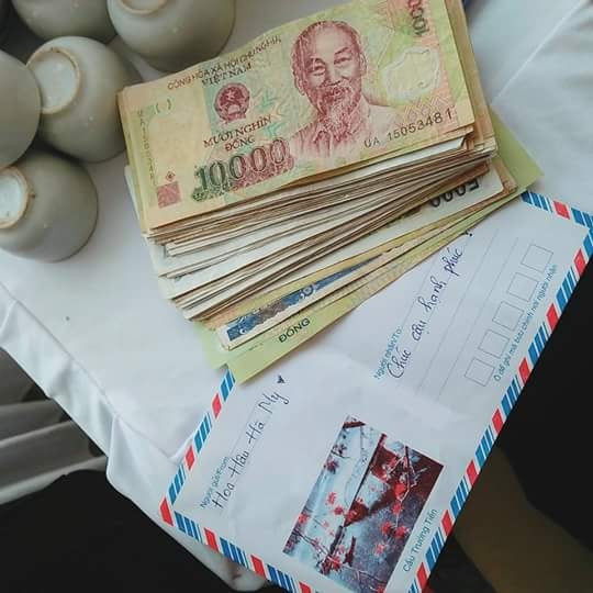 Cô nàng dùng cả đêm trước đám cưới để trộn lẫn tiền mừng.