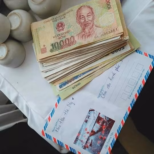 Cô nàng dùng cả đêm trước đám cưới để trộn lẫn tiền mừng.