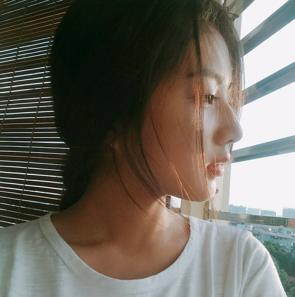 Đoạn TVC đang được cư dân mạng thích thú share rần rần trên MXH "Mất cả thanh xuân vì hôi nách" không chỉ thu hút về nội dung, mà vì nữ chính xinh đẹp.