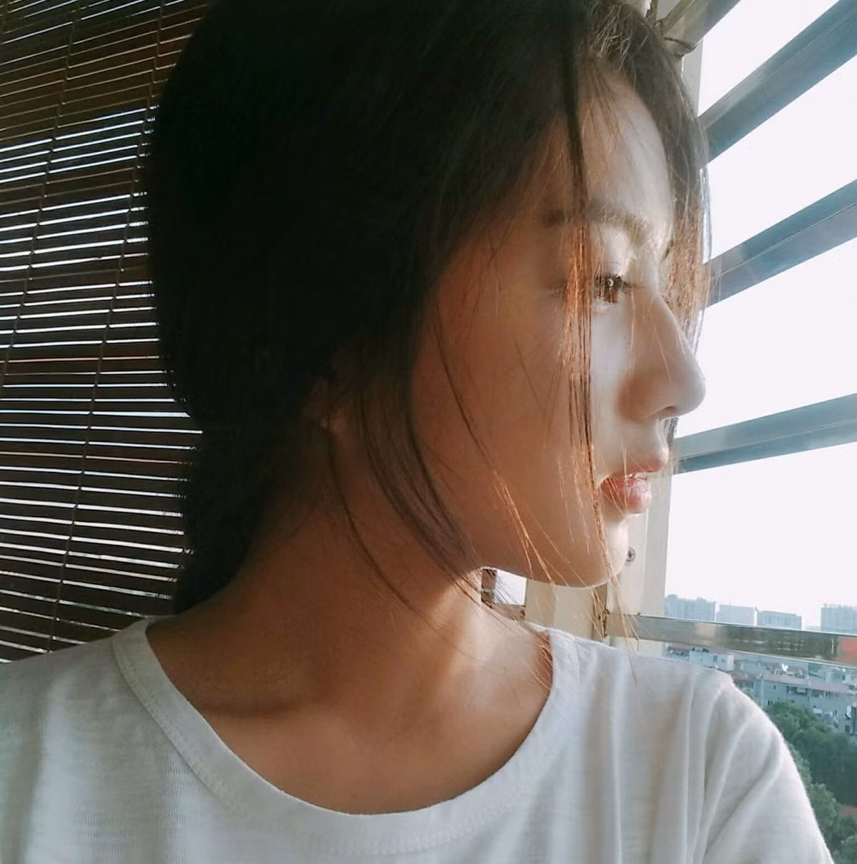 Đoạn TVC đang được cư dân mạng thích thú share rần rần trên MXH "Mất cả thanh xuân vì hôi nách" không chỉ thu hút về nội dung, mà vì nữ chính xinh đẹp.