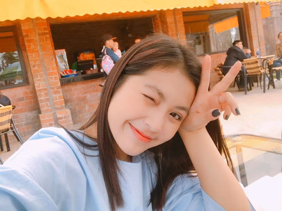 Nữ chính là diễn viên trẻ từng tham gia nhiều bộ phim như: Bạch mã hoàng tử, Long Thành cầm giả ca, Nếp nhà… Cô cũng từng đoạt giải Á khôi Duyên dáng Hà thành 2014.