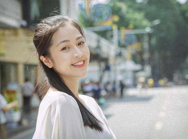 Nữ chính trong TVC là Bùi Hà Anh, sinh năm 1998, hiện đang học Đạo diễn truyền hình tại Đại Học Sân Khấu Điện Ảnh Hà Nội.