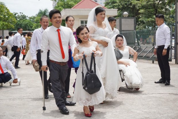 Tại lễ cưới tập thể này có sự góp mặt của nhiều cặp đôi khuyết tật lấy nhau đã nhiều năm. Nhiều cặp đôi đã có những đứa con xinh xắn, có nhiều cặp đôi đã lên chức ông bà nội ngoại nhưng chỉ đến hôm nay, họ mới được khoác lên mình "chiếc váy trắng tinh khôi".