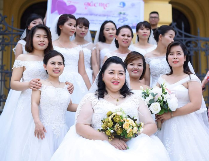 Mỗi cặp đôi là một hoàn cảnh kèm theo đó là một câu chuyện dài về tình của họ. Họ đã từng phải vượt qua rất nhiều rào cản, từ gia đình, bạn bè cũng như dư luận. Dù trải qua bao khó khăn, gian khổ khi cơ thể có một số điểm khuyết, bất hạnh của cuộc sống nhưng các cặp đôi luôn nắm chặt tay nhau vượt qua hành trình gian khó để kết duyên cùng nhau.