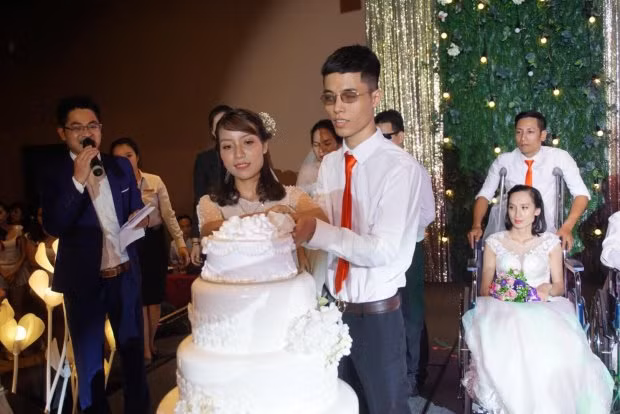 Chắc chắn trong giờ phút thiêng liêng này, bản thân ai nấy đều gạt bỏ đi mặc cảm của riêng mình, cùng nhau tươi cười trong ngày trọng đại của cuộc đời.