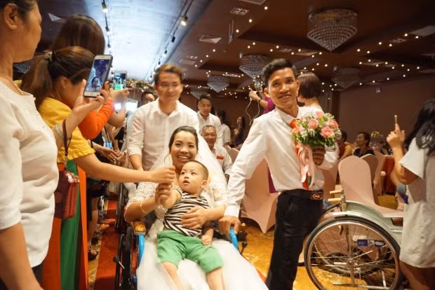 Trong ngày hạnh phúc này, có rất nhiều các cháu nhỏ theo cha mẹ đến đám cưới, các cặp đôi xứng đáng được viết tiếp giấc mơ của cuộc đời mình.