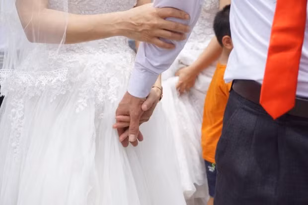 Mỗi cặp đôi là một câu chuyện về nghị lực nhưng tất cả đều khao khát có được đám cưới của riêng mình.