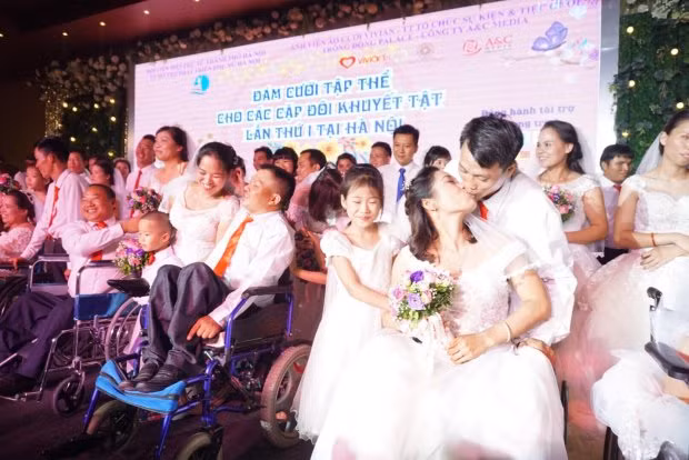 Trong ngày hạnh phúc hôm nay, các cặp đôi một lần nữa lại trao cho nhau những ánh mắt đầy yêu thương, cái xiết tay thật chặt, nụ hôn ấm nồng...