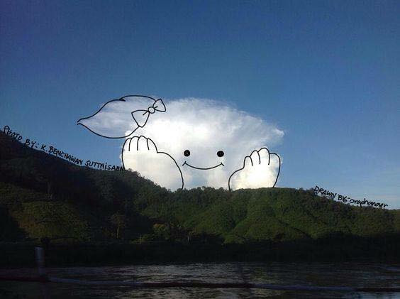 Bầu trời và những đám mây đã trở thành bảng vẽ thú vị cho sự sáng tạo.