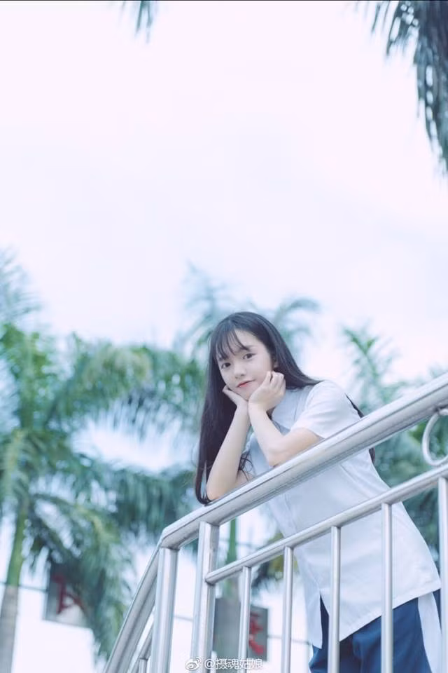 Khi chúng ta lớn lên, dù bị lay động bởi một cô nàng tóc tém cá tính hay một cô nàng sexy, nóng bỏng thì không thể phủ nhận, những cô nàng đơn giản vẫn có một sức hút khó cưỡng.