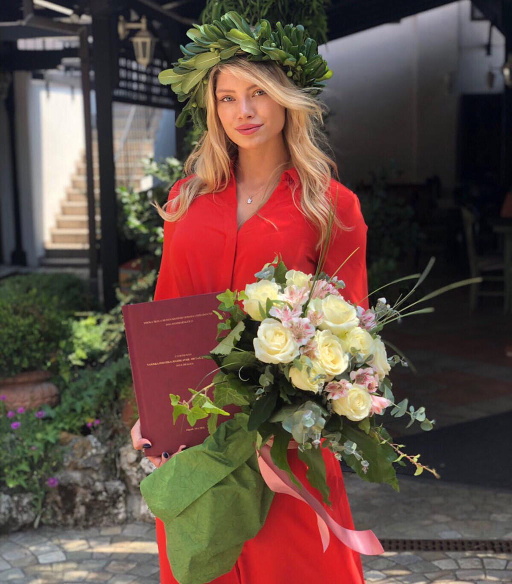 Vào ngày tốt nghiệp, Tin Jedvaj khiến Dina cảm động khi đăng tải bức ảnh này kèm lời chúc ngọt ngào trên trang cá nhân. Chàng hậu vệ tuyển Croatia còn không quên khoe thành tích học tập của bạn gái. Dina đỗ Đại học King danh giá và giàu có nhất nhì London, Anh.