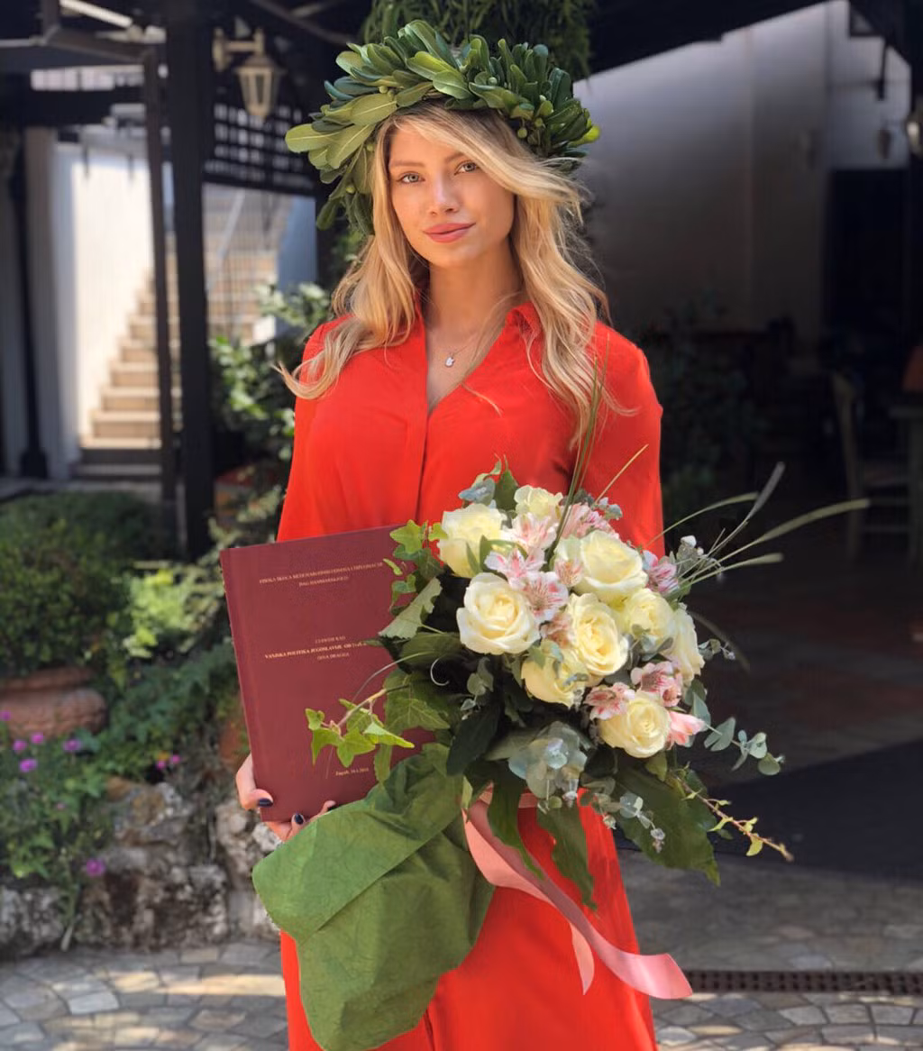 Vào ngày tốt nghiệp, Tin Jedvaj khiến Dina cảm động khi đăng tải bức ảnh này kèm lời chúc ngọt ngào trên trang cá nhân. Chàng hậu vệ tuyển Croatia còn không quên khoe thành tích học tập của bạn gái. Dina đỗ Đại học King danh giá và giàu có nhất nhì London, Anh.