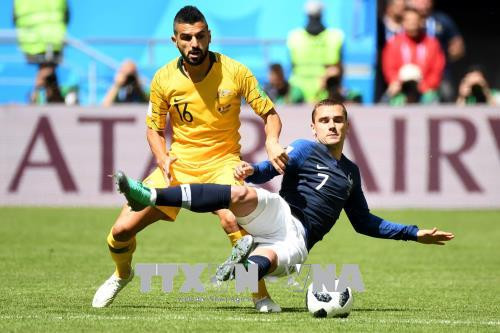 Pha cản phá bóng của cầu thủ Australia Aziz Behich (trái) trước cầu thủ Pháp Antoine Griezmann dẫn đến tình huống sử dụng VAR gây tranh cãi. Ảnh: AFP/TTXVN