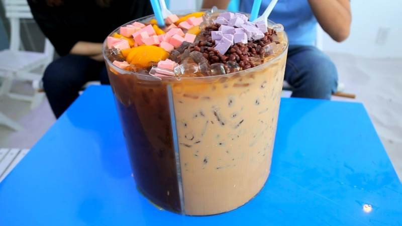 Thậm chí có thời gian mùa nóng kéo dài đến mức có vài hãng trà sữa đã tổ chức cuộc thi thử thách uống hết phần trà sữa 5 lít và rinh những phần quà hấp dẫn.