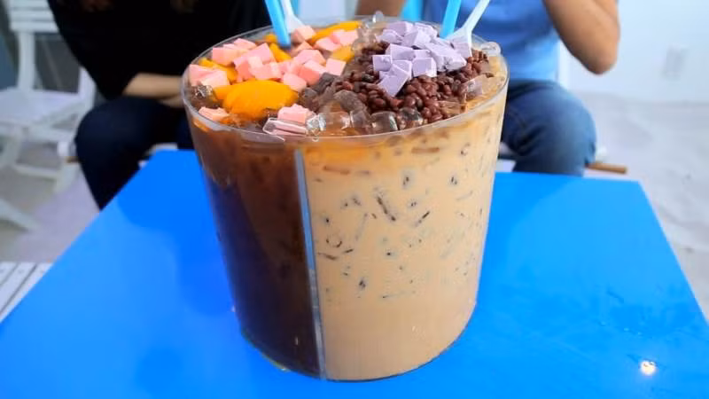 Thậm chí có thời gian mùa nóng kéo dài đến mức có vài hãng trà sữa đã tổ chức cuộc thi thử thách uống hết phần trà sữa 5 lít và rinh những phần quà hấp dẫn.