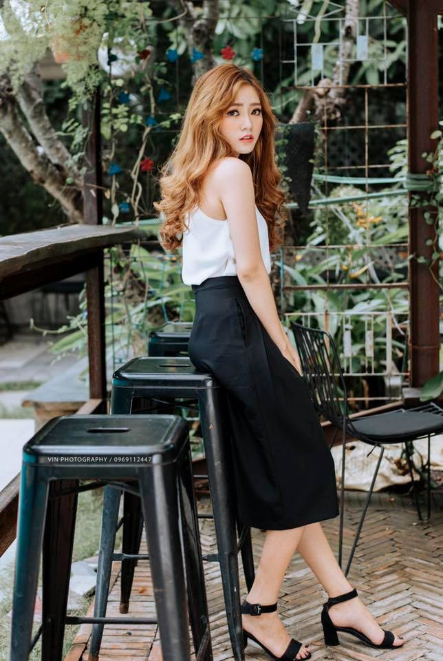 Sở hữu một gương mặt khá ăn ảnh. Đôi mắt to long lanh, chiếc mũi cao cùng cằm vline thon gọn. Chỉ tính riêng trên Facebook cá nhân thôi mà An Vy đã có tận 420k người theo dõi. Bất kì hình ảnh hay trạng thái nào của cô nàng cũng đều thu về hàng chục ngàn lượt like.