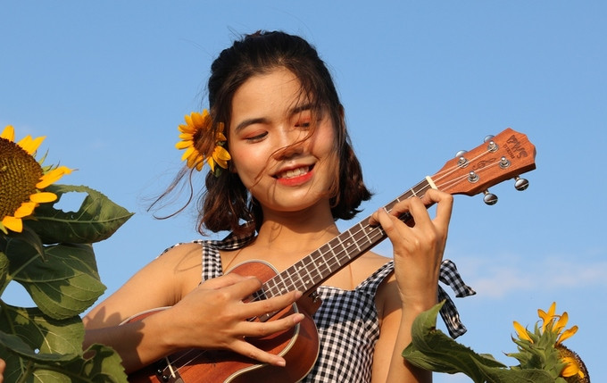 Hang tram nguoi chen chuc nhau check in o vuon huong duong Hai Phong-Hinh-7