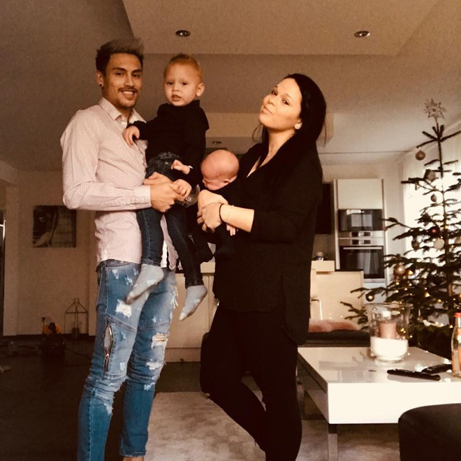 Cầu thủ 24 tuổi hiện đã lập gia đình và có 2 con trai kháu khỉnh.