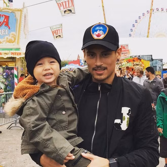 Đây cũng là lần thứ 6 "bản sao Hoa Vinh" có mặt trong đội tuyển quốc gia và chơi ở vị trí hậu vệ.