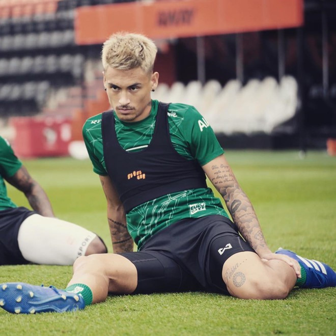 Philip Roller được đánh giá là giống Hoa Vinh ở hầu hết các đặc điểm trên gương mặt như: lông mày, xương quai hàm, sống mũi cao, thậm chí cách để râu.