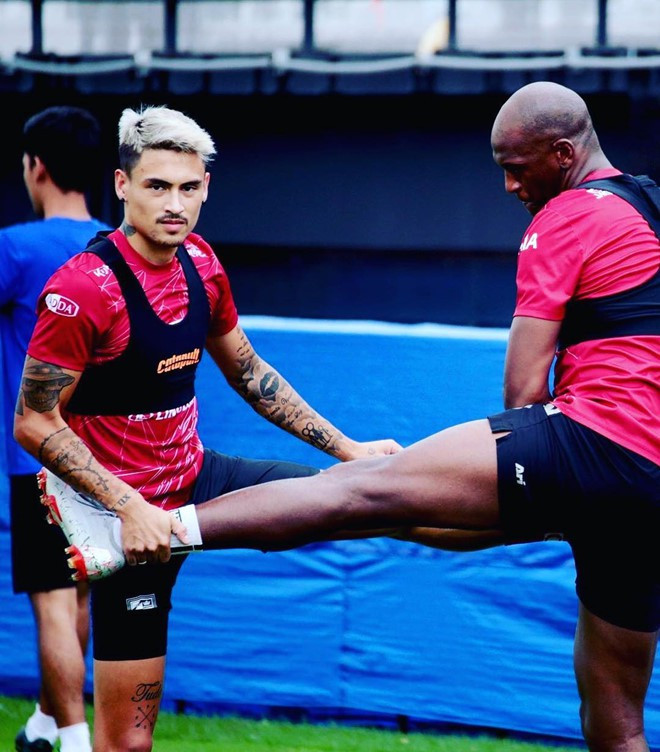 "Bản sao" của Hoa Vinh tại AFF Cup 2018, có ngoại hình rất Tây và quyến rũ, &#x8;anh là con lai 2 dòng máu Đức - Thái