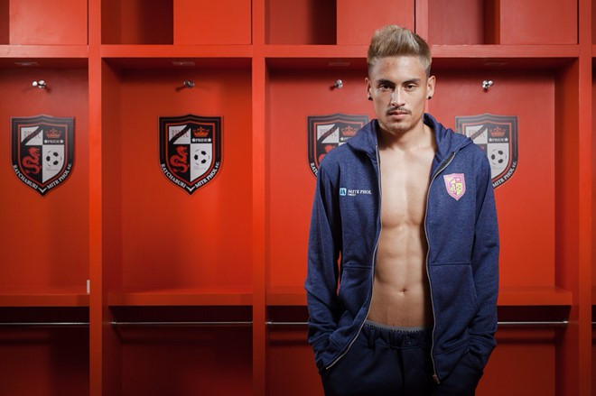 Hậu vệ của đội tuyển Thái Lan Philip Roller (24 tuổi) tại AFF Cup 2018, ngay sau khi xuất hiện đã lập tức thu hút dân mạng điều đáng nói ở đây, người ta đang rần rần chia sẻ hình ảnh của anh chàng này là vì vẻ ngoài được ví như anh em sinh đôi của hiện tượng livestream Hoa Vinh.