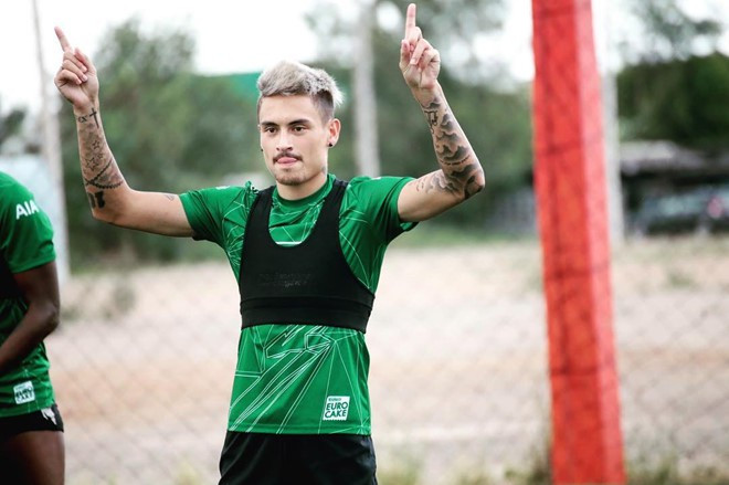 Gương mặt lạnh lùng của chàng hậu vệ thật dễ để liên tưởng đến hình ảnh của chàng ca sĩ Đừng quên tên anh.