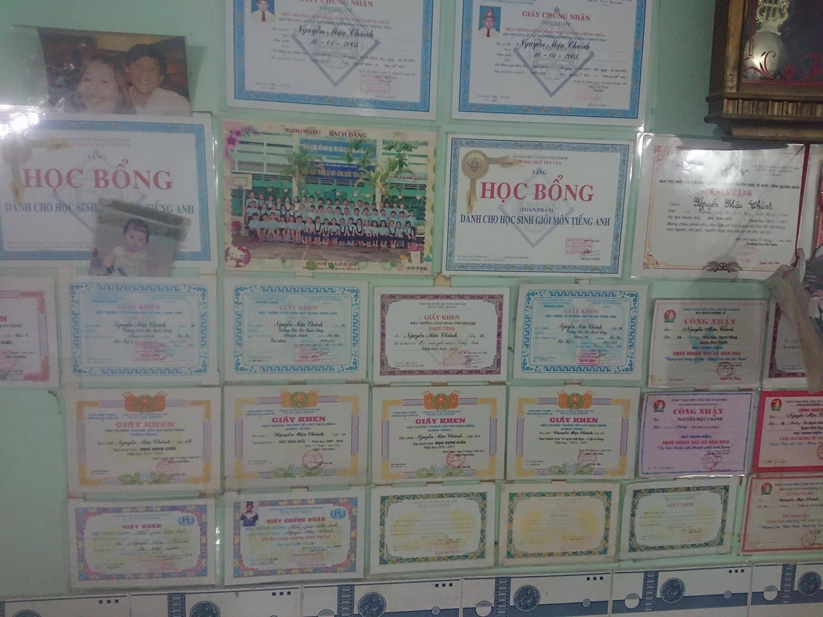 Thành tích học tập của em Chánh dán kín tường