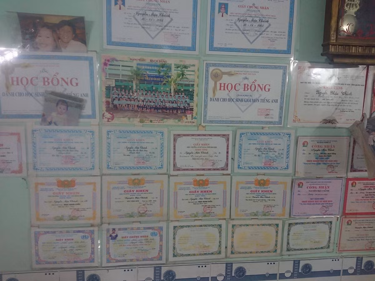 Thành tích học tập của em Chánh dán kín tường