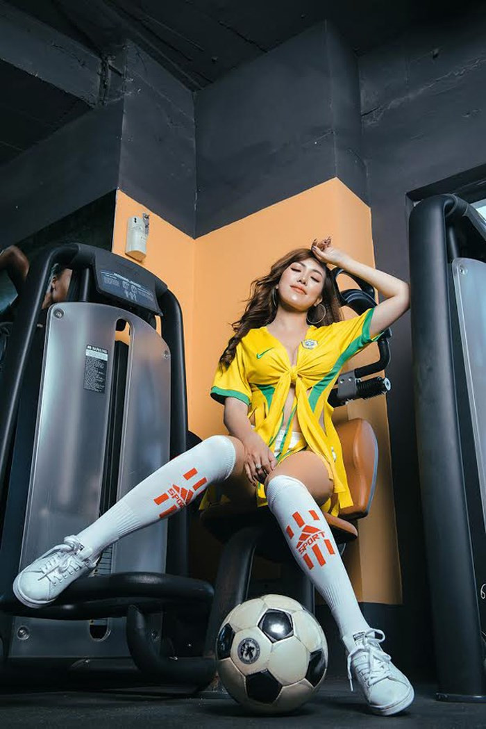 &#x8;Là một phái nữ nhưng Mai Thỏ lại rất thích xem bóng đá, ở cả Việt Nam và quốc tế. Cô nàng thường xuyên chụp&#x8; những bộ hình ủng hộ các cầu thủ.